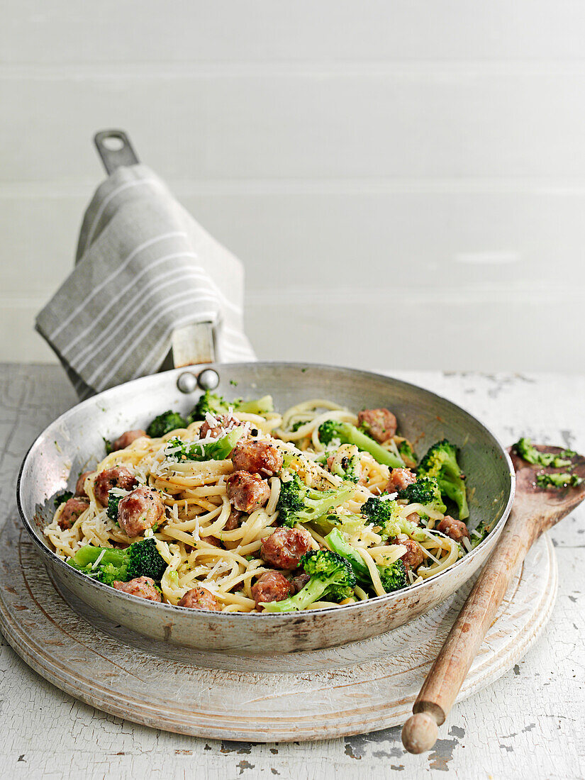 Spaghetti mit Wurst-Carbonara und Broccoli
