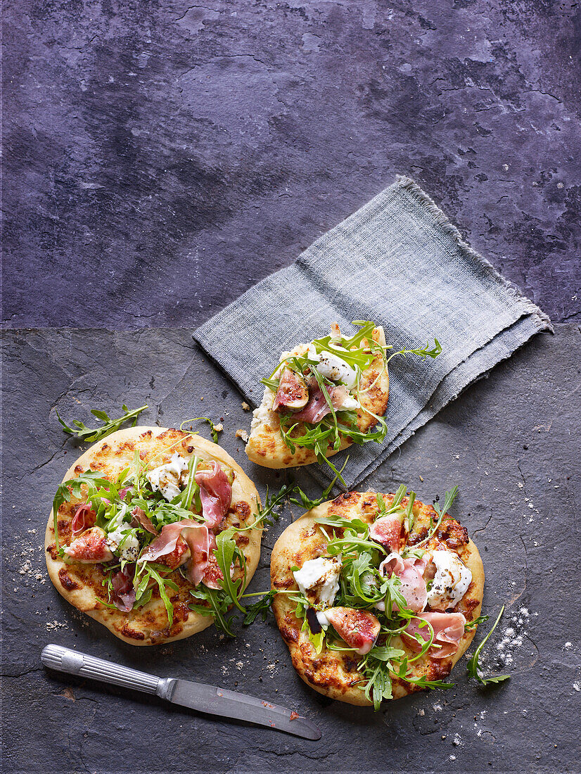 Mini pizzas with figs and ham