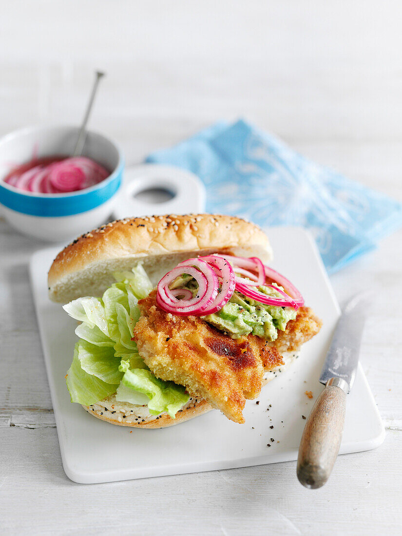 Hähnchenschnitzel-Burger mit Avocado, Limetten-Salsa und süß eingelegten Zwiebeln