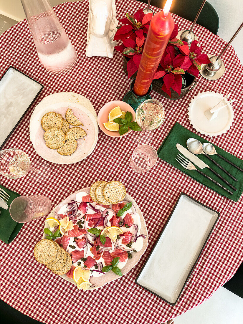 Festlich gedeckter Tisch mit Rote-Bete-Lachsplatte und Crackern