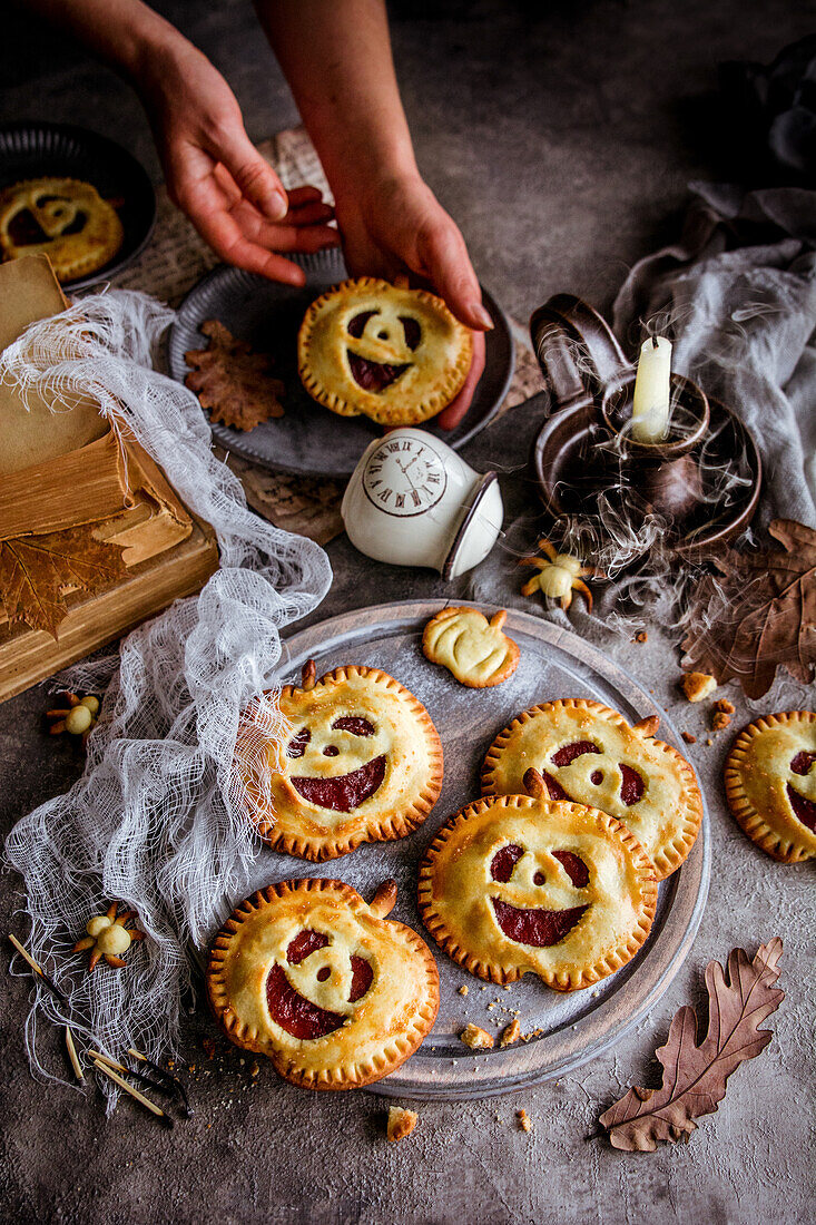 Halloween-Kekse mit Marmeladenfüllung