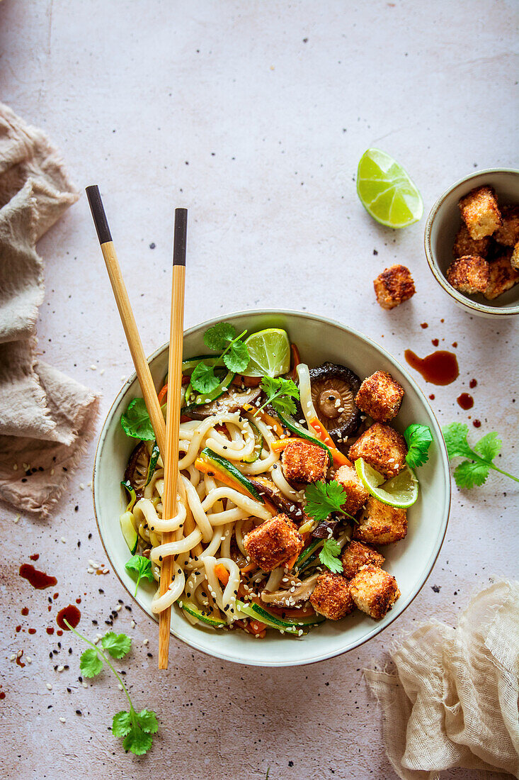 Udon-Nudeln mit paniertem Tofu