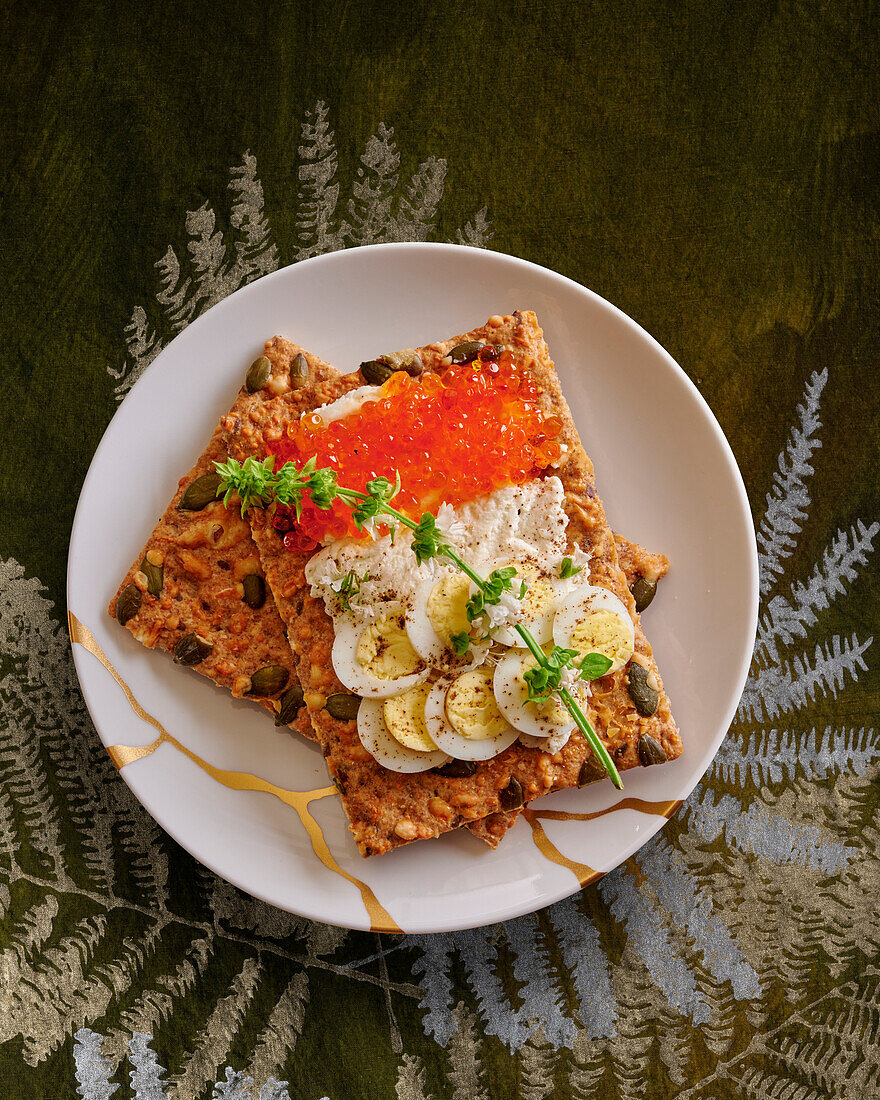 Crackers mit Ziegenfrischkäse, Eiern und Forellenkaviar