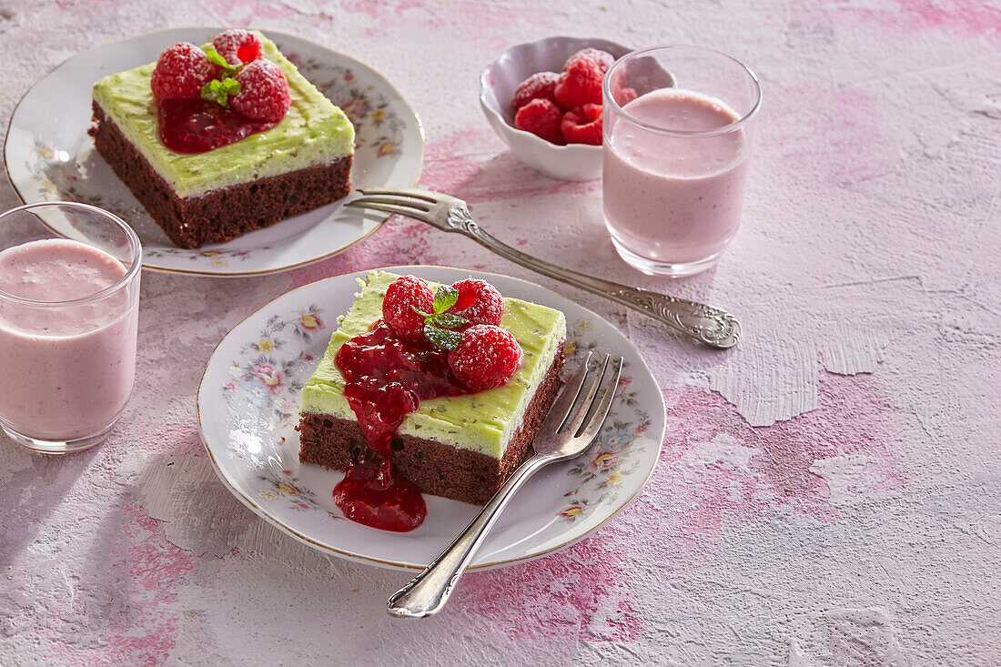 Raspberry cake bars with mint cream