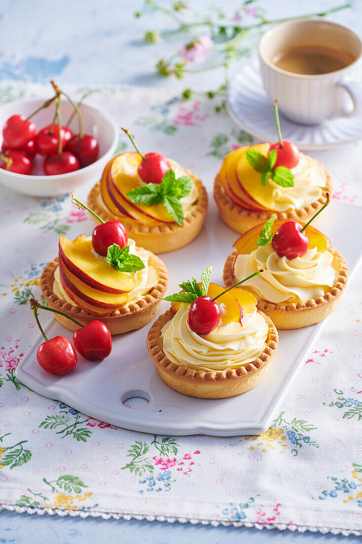 Vanilla tarts with fruit