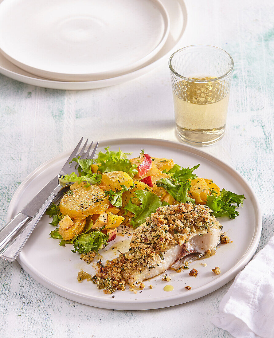 Karpfenfilet mit Walnusskruste und Apfel-Kartoffelsalat