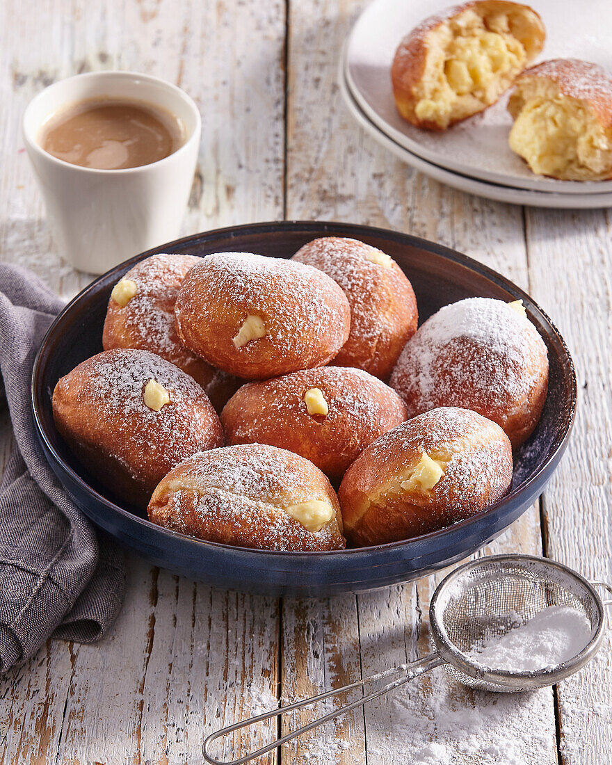 Bomboloni (italienische gefüllte Donuts)