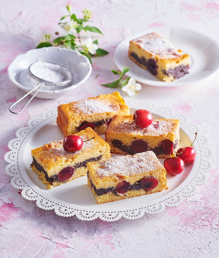 Kuchenschnitten mit Mohn-Kirschfüllung