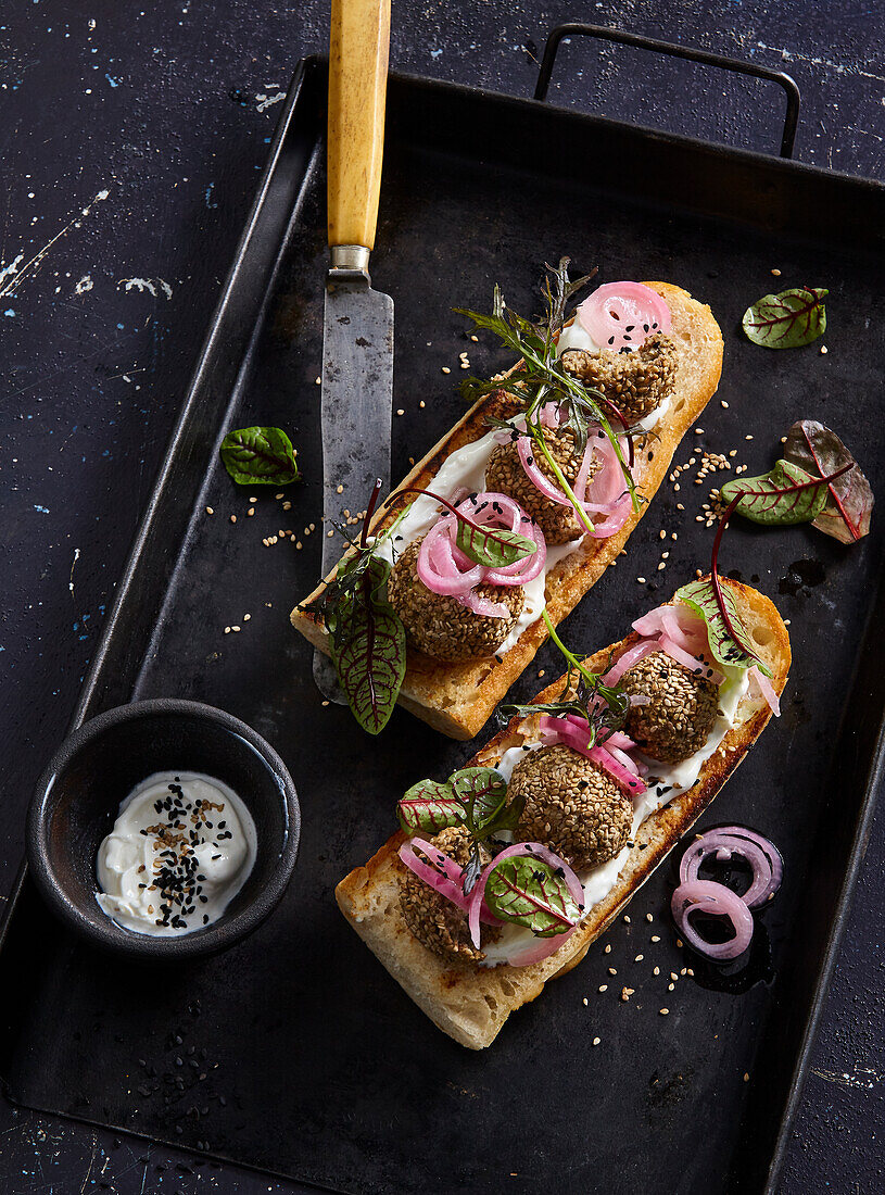 Falafel-Sandwich mit Linsen und Auberginen