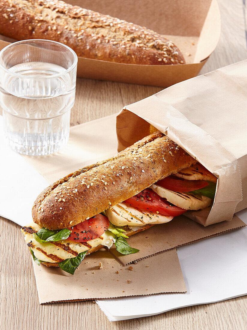 Baguette mit gegrilltem Halloumi und Tomate