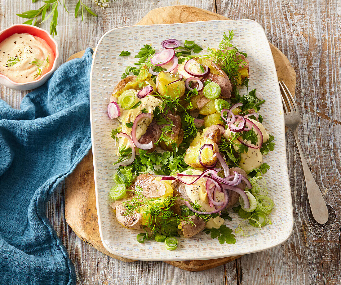 Kräuter-Kartoffelsalat mit roten Zwiebeln