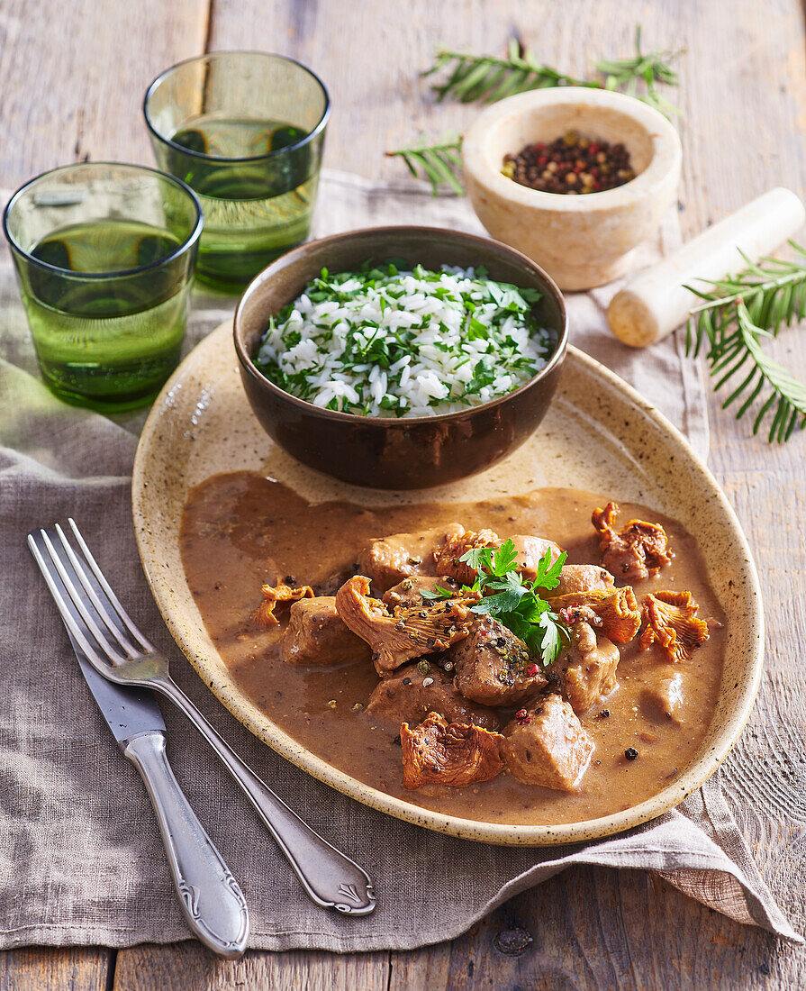 Schweinefleisch in Champignonrahmsauce mit Reis