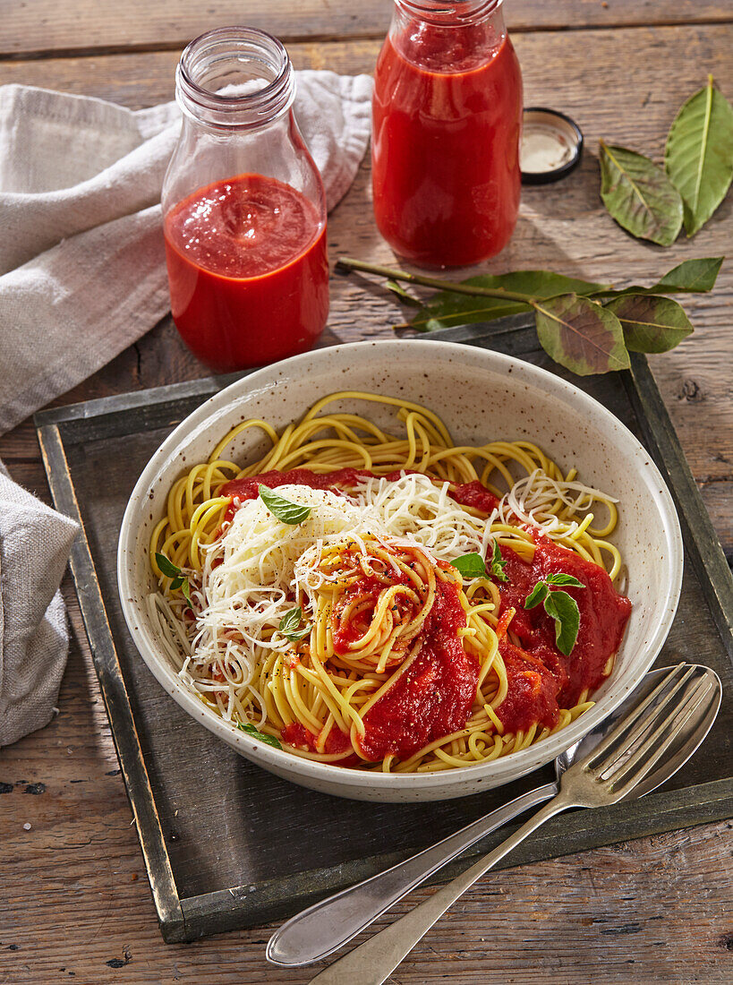 Spaghetti mit hausgemachtem Ketchup und Parmesan