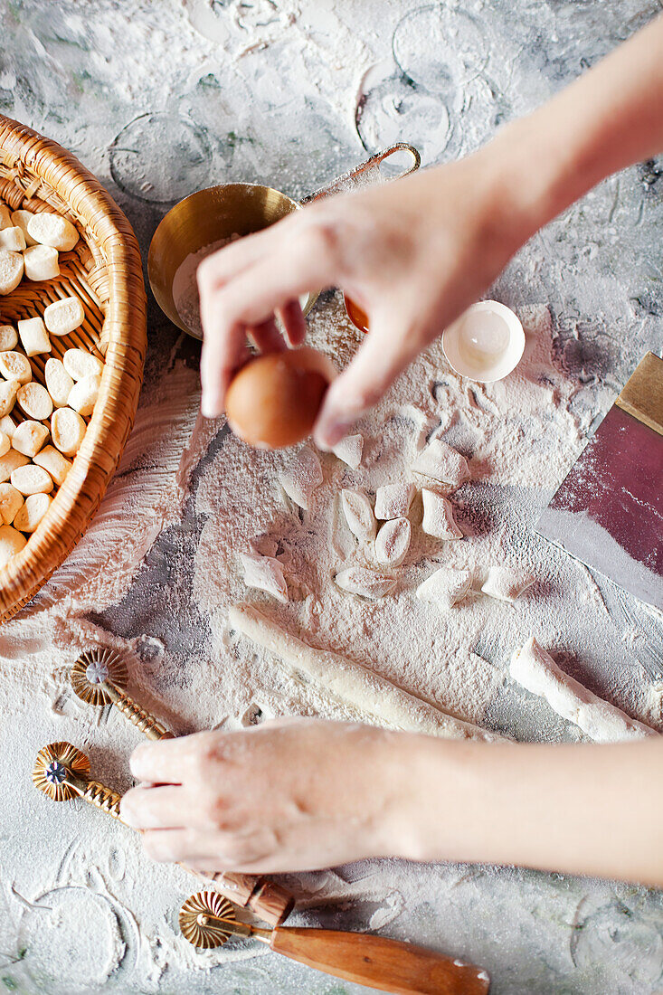 Selbstgemachte Gnocchi mit Zutaten und Zubehör