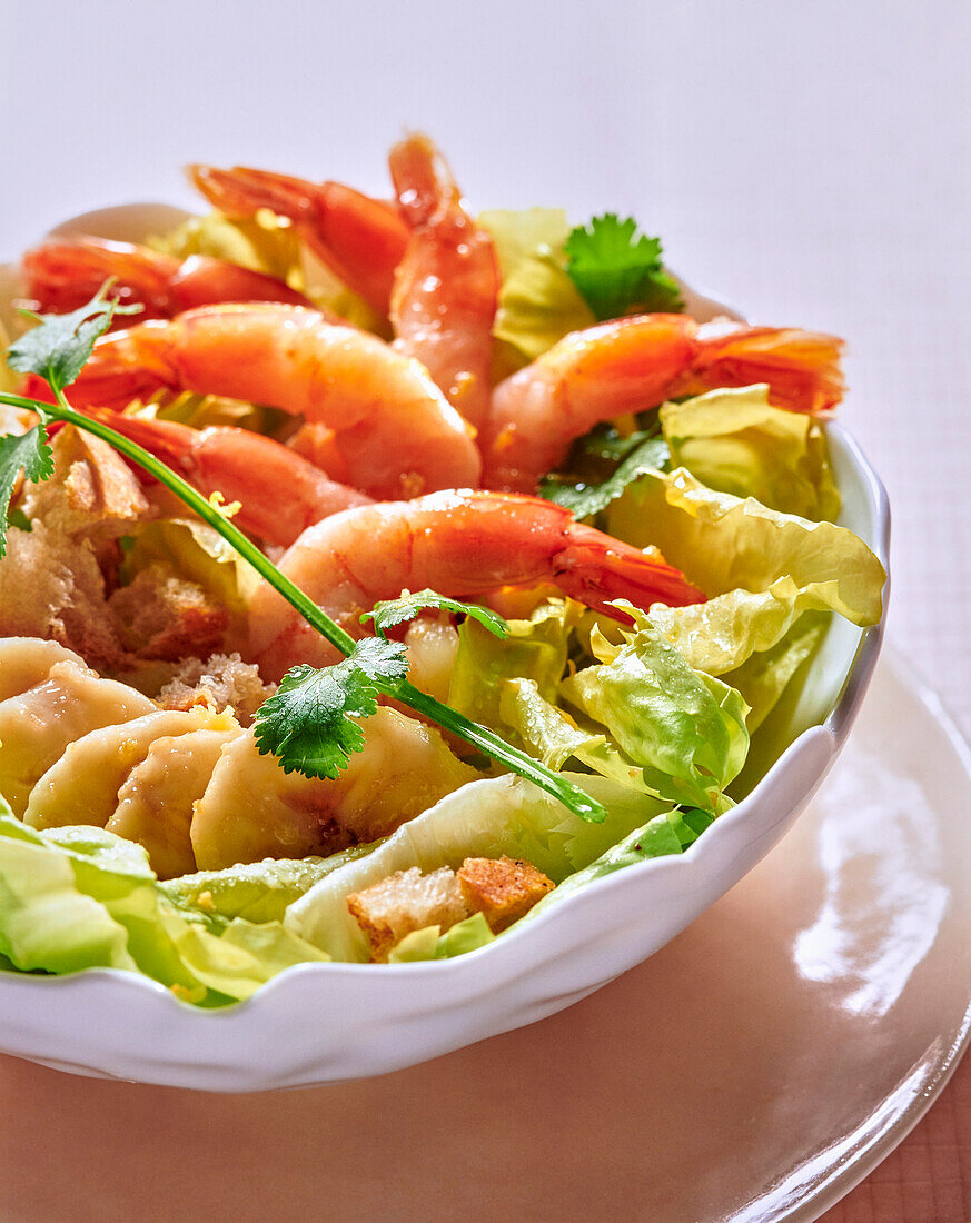 Salad with shrimp and croutons