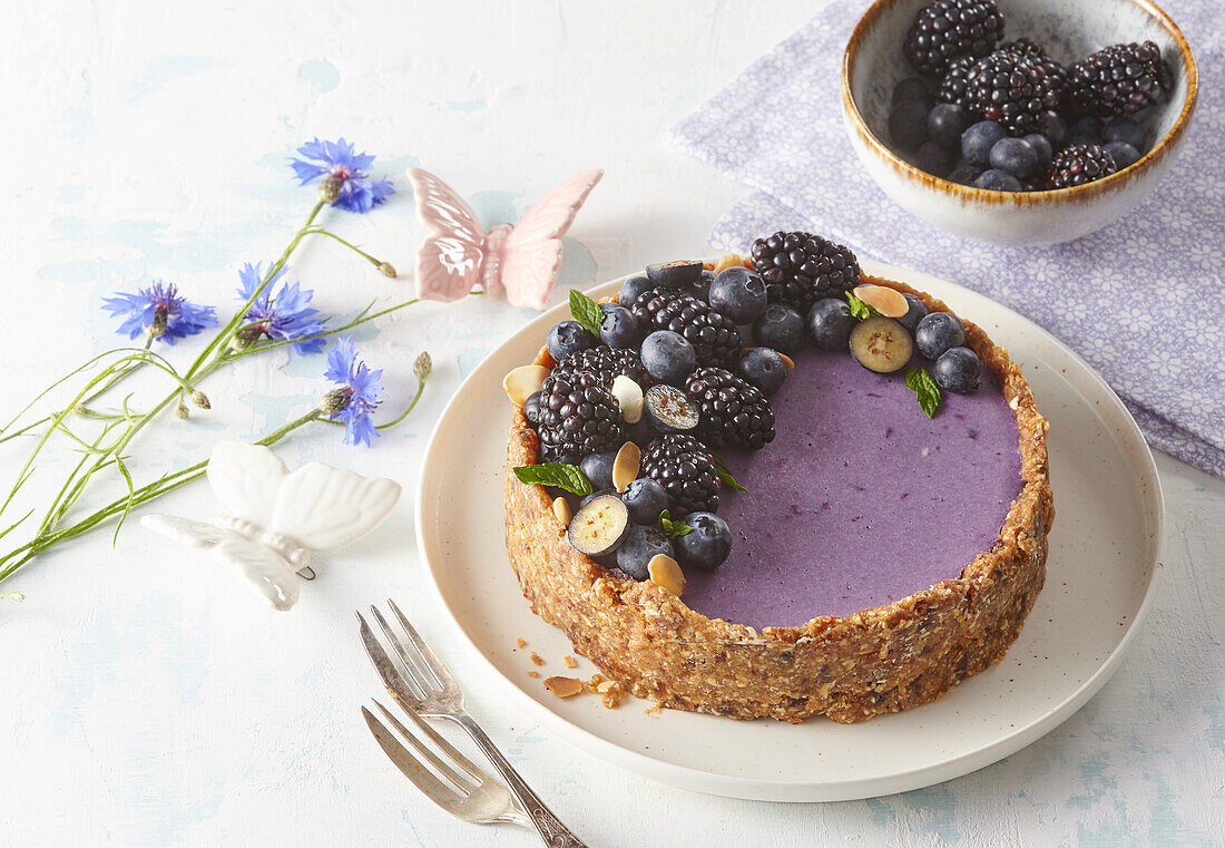 Raw blueberry-blackberry cake