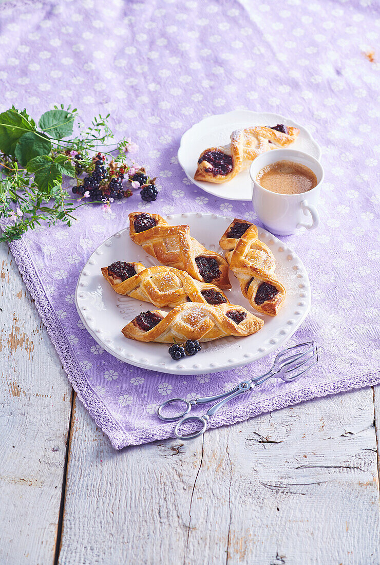 Blätterteigteilchen mit Brombeerfüllung