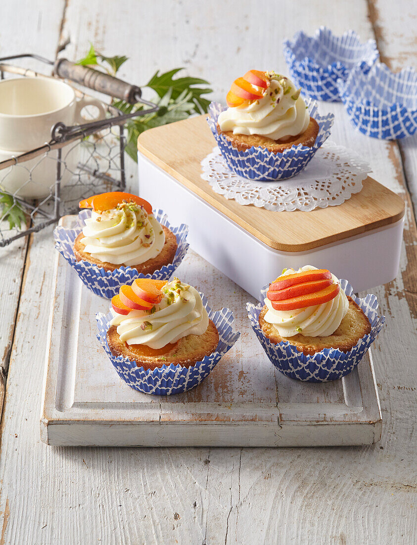 Aprikosen-Cupcakes mit Sahne