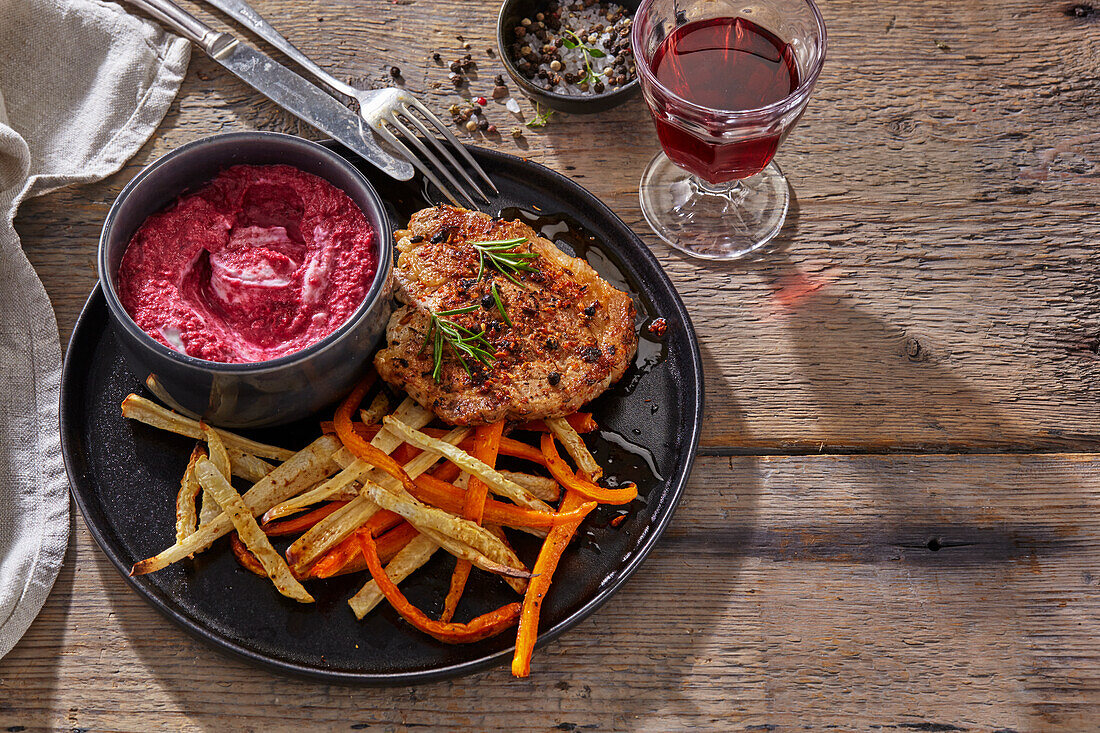 Schweinesteak mit Rote-Bete-Sauerrahm-Dip und Pommes