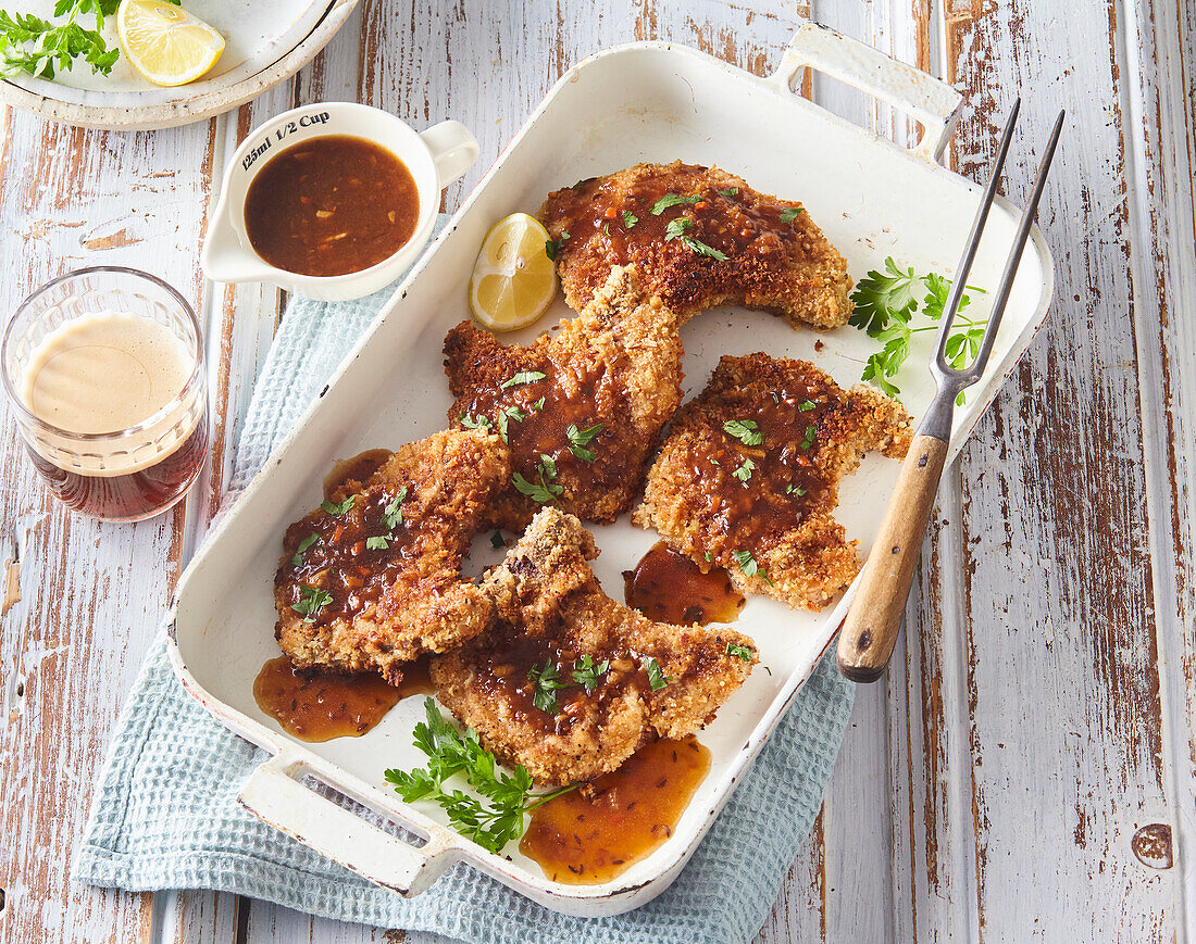 Panierte Schweinekoteletts mit Biersauce