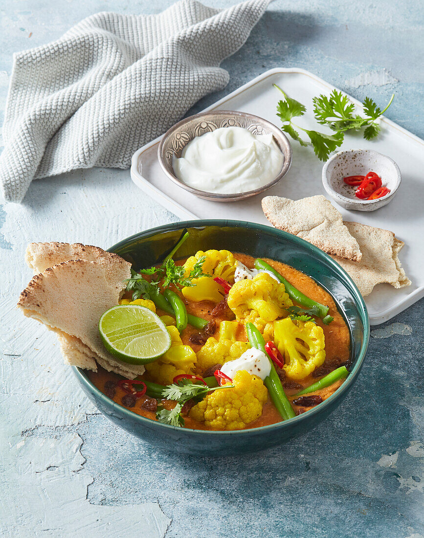 Cauliflower curry with green beans