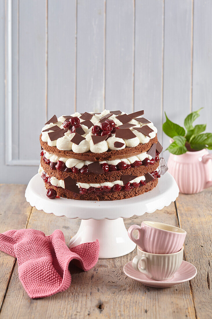 Schoko-Sahnetorte mit Sauerkirschen