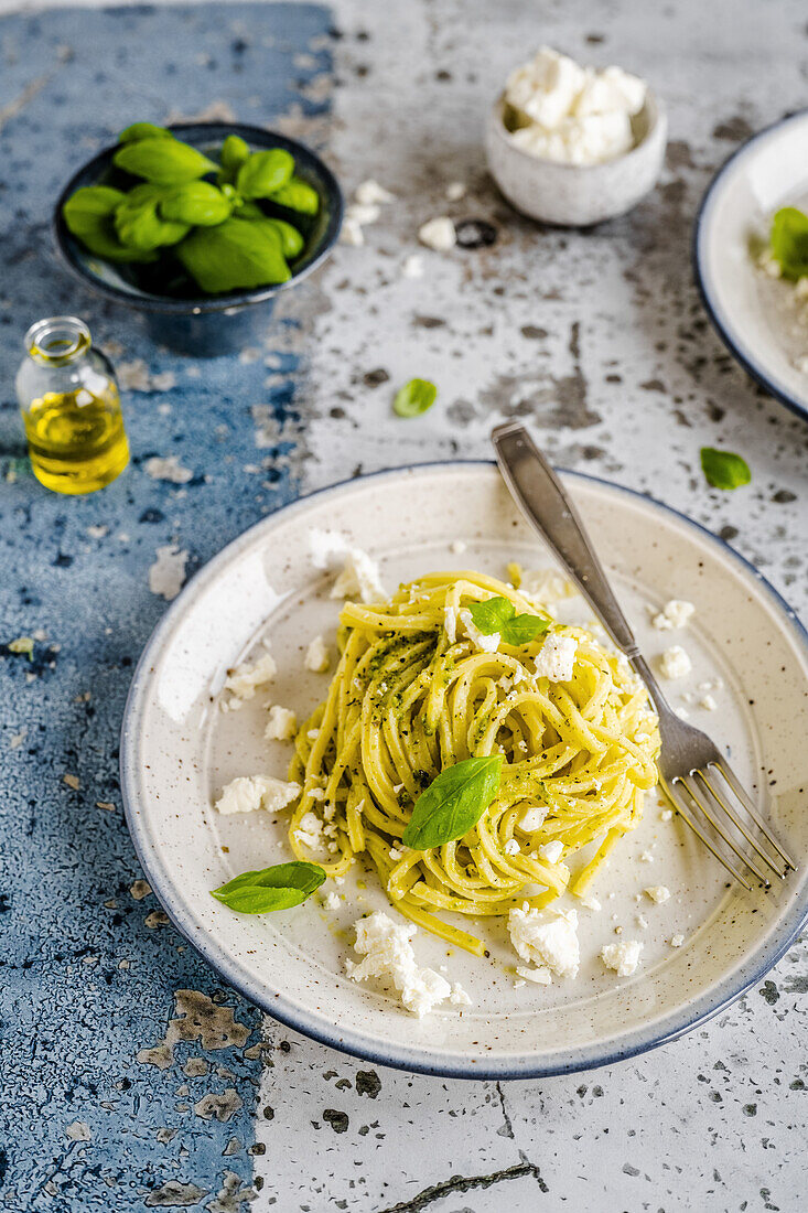 Nudeln mit Pesto und Feta-Käse