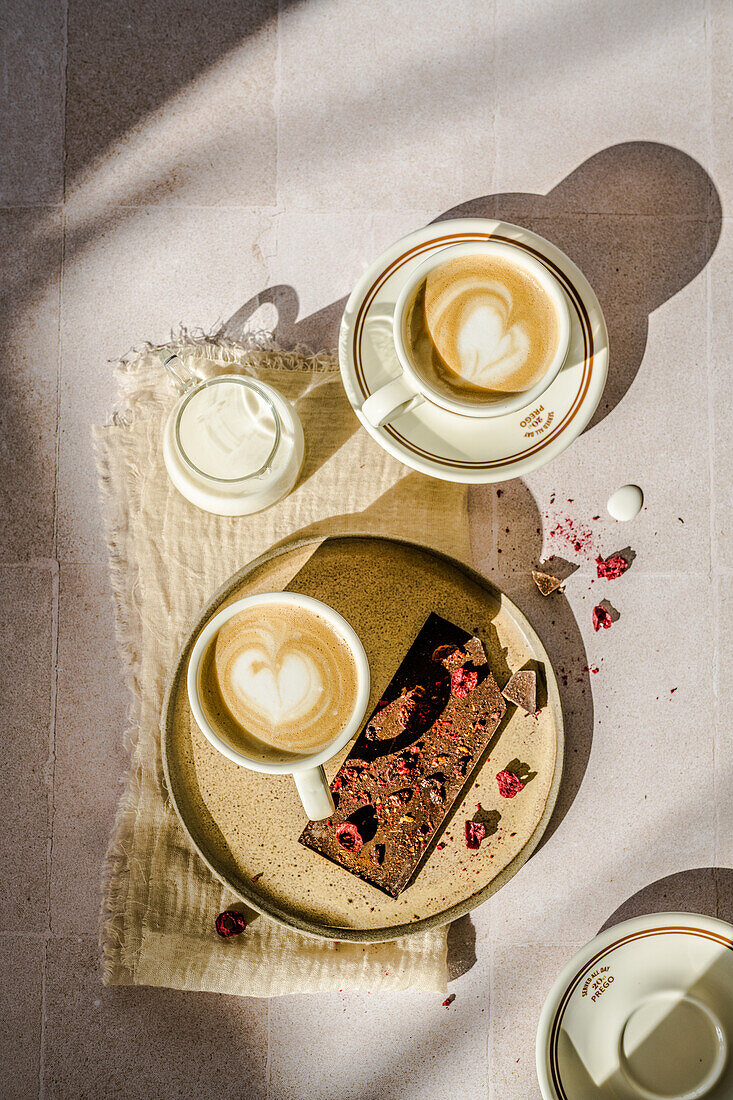 Heiße Schokolade und Cappuccino nach Latte Art