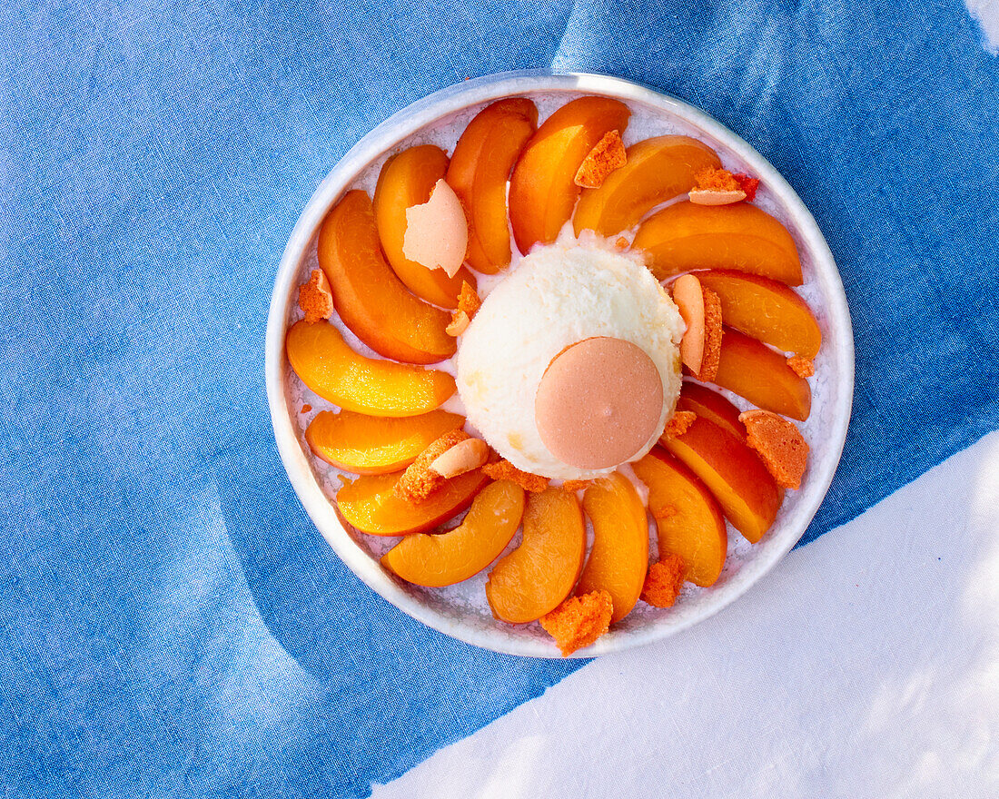 Aprikosen mit Eis und Macarons