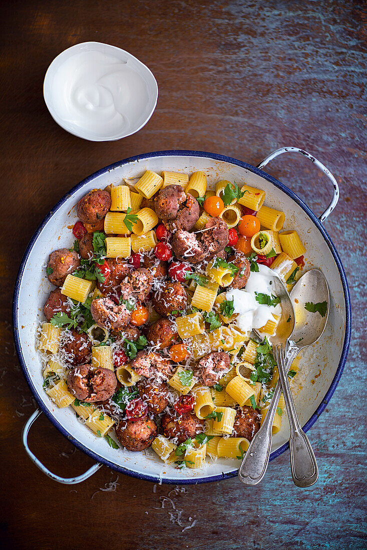 Mezze Maniche mit Rinderhackbällchen und Kirschtomaten