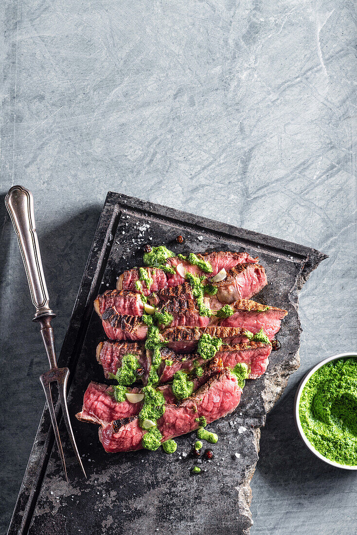 Tagliata vom Rind mit Schwarzkohlpesto und Wacholderöl