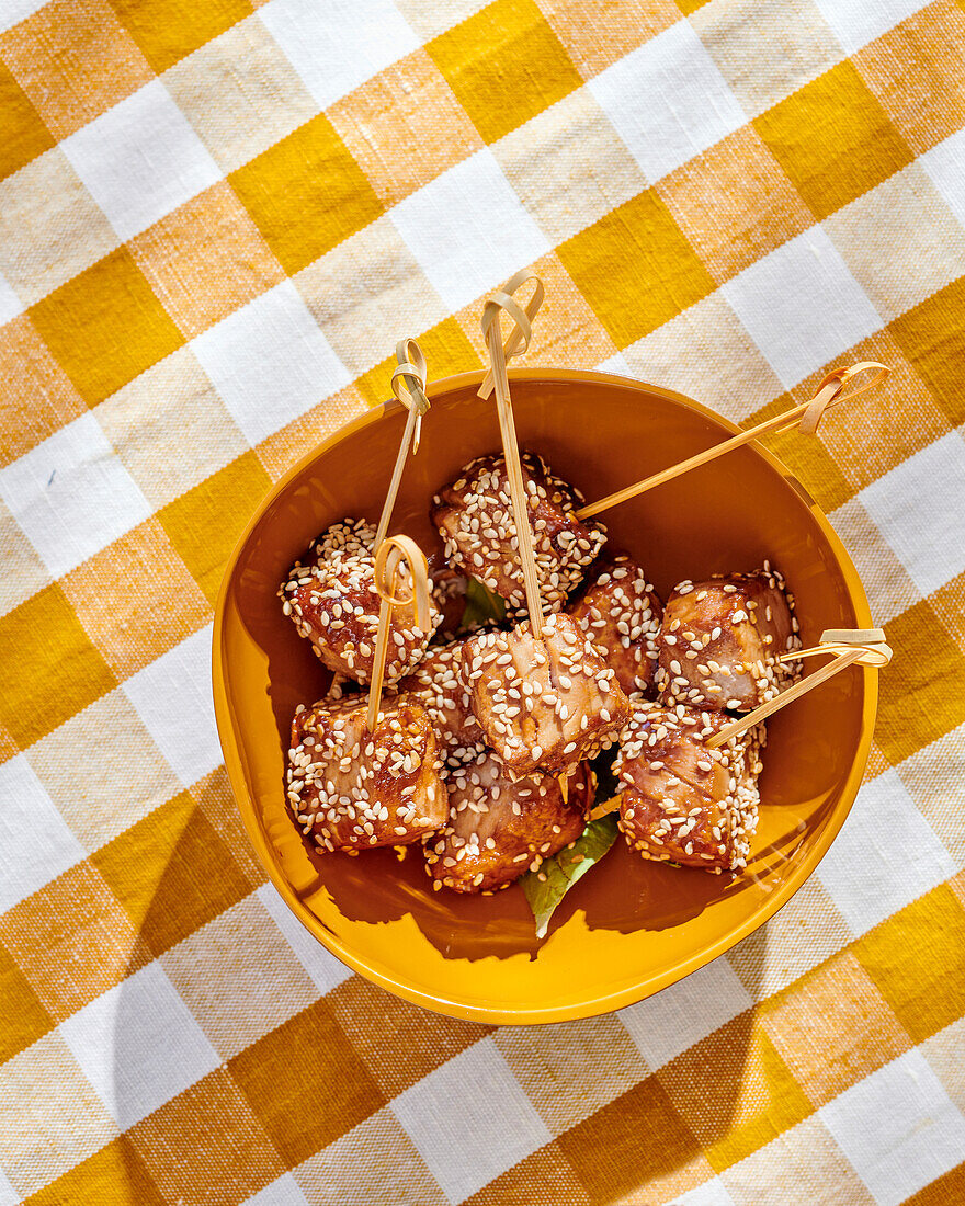 Tuna skewers with sesame seeds