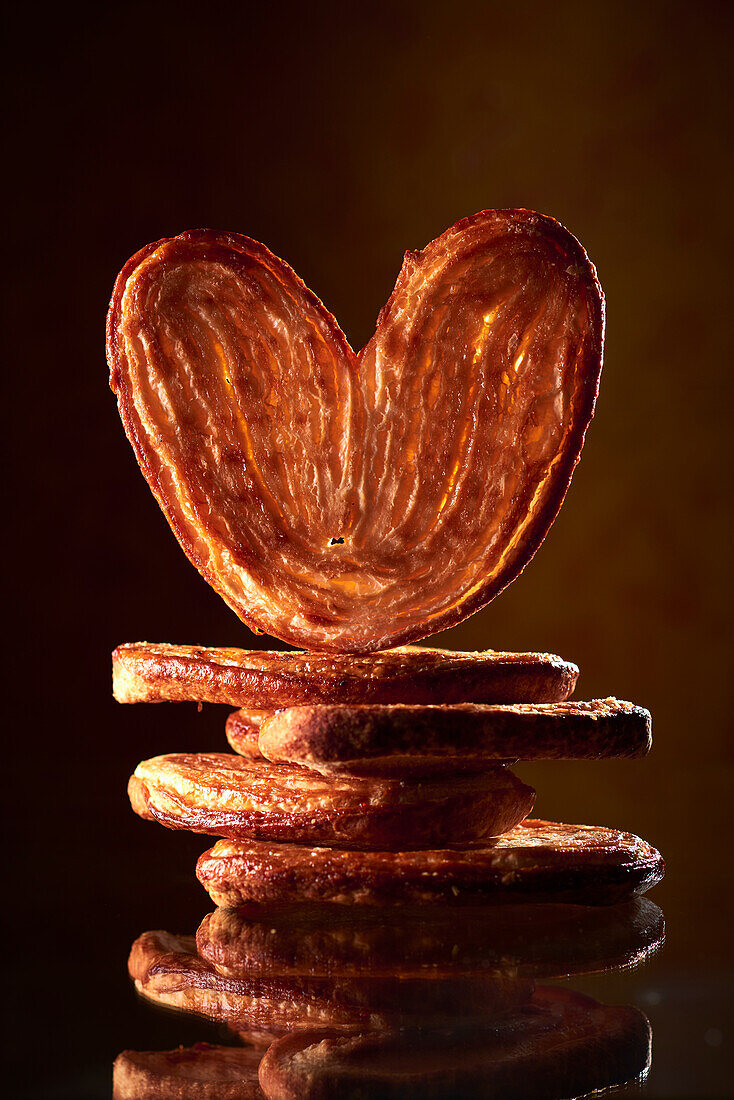 Palmiers stacked against a brown background