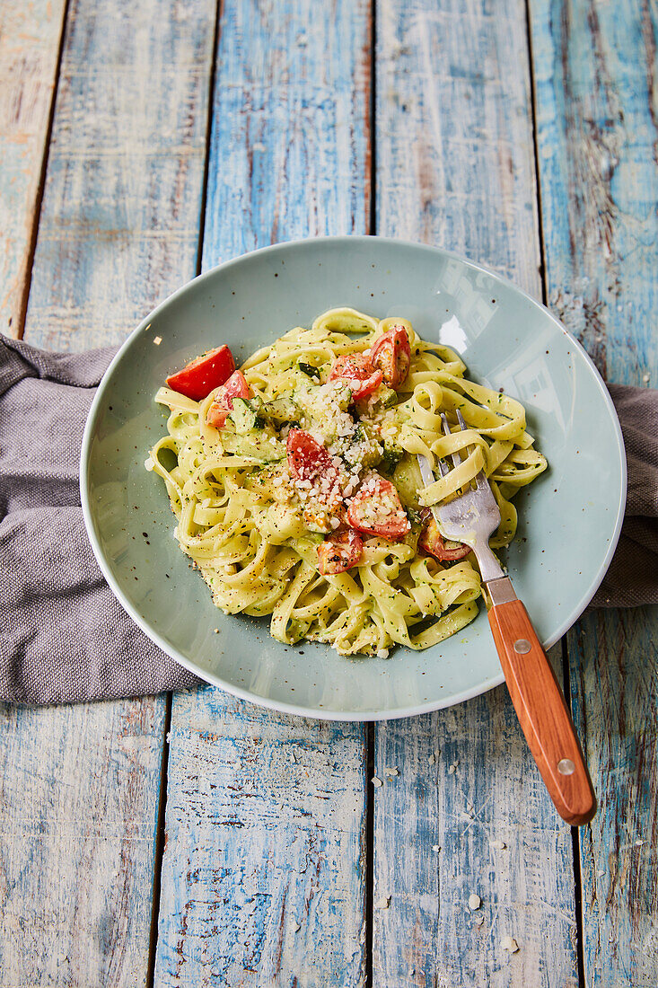 Tagliatelle mit Kräuterschmand und Tomaten