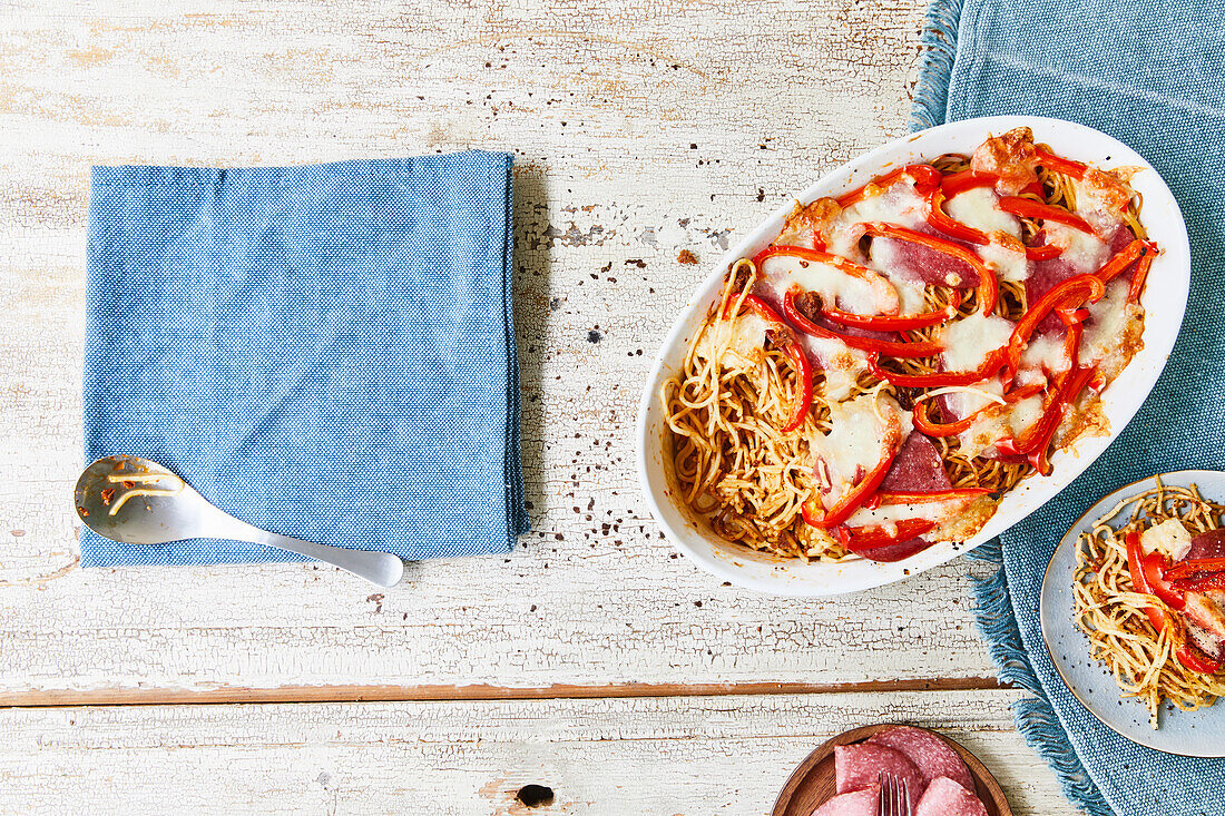 Spaghettiauflauf mit Paprika, Salami und Mozzarelle