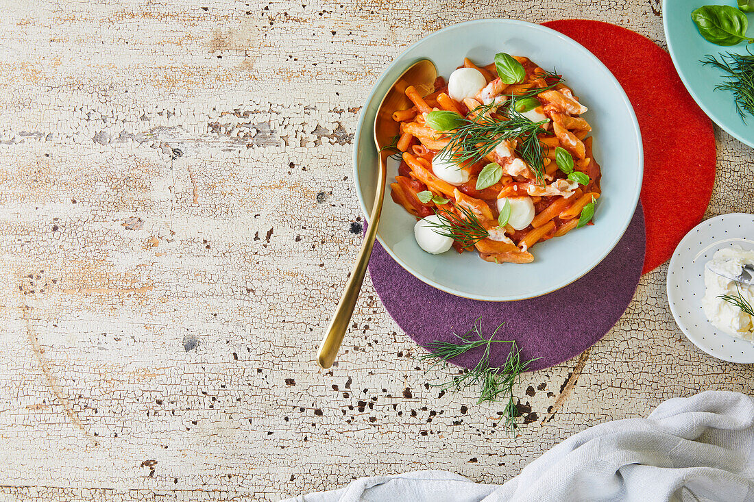 Pasta mit Tomatensauce und Mozzarellabällchen