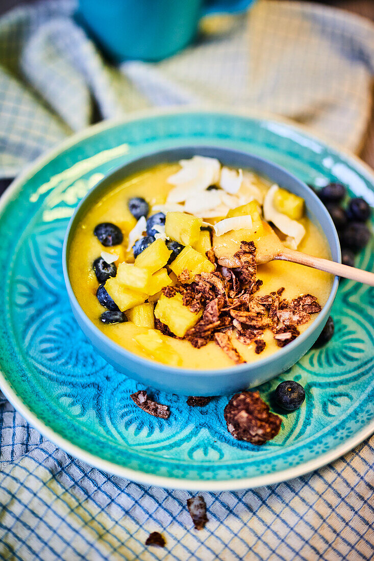 Mango-Smoothie mit Blaubeeren und Kokos