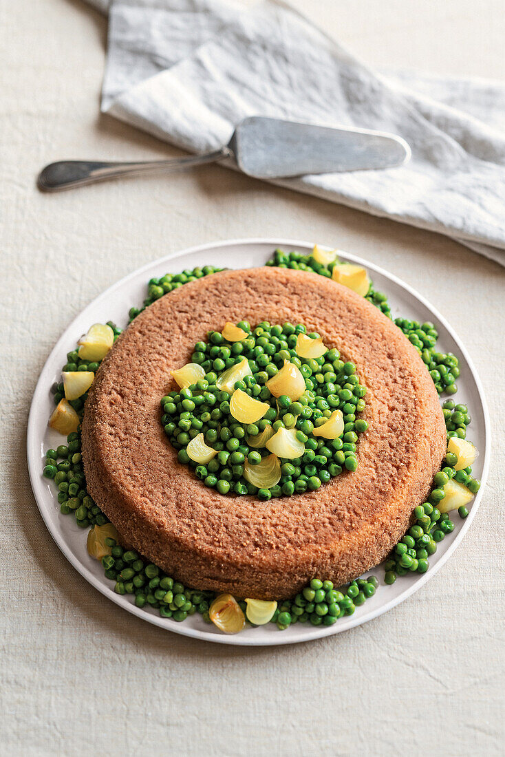 Sformato (Herzhafter Kuchen, Italien) mit Erbsen und Safranzwiebeln