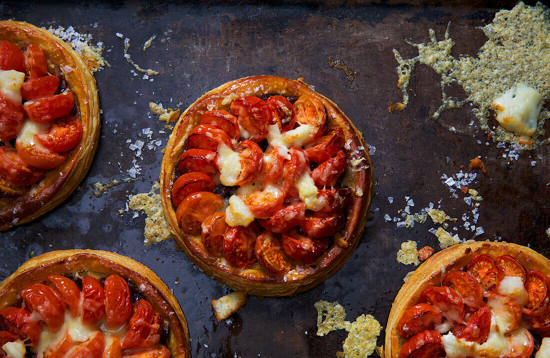 Puff pastry pizzas with tomatoes
