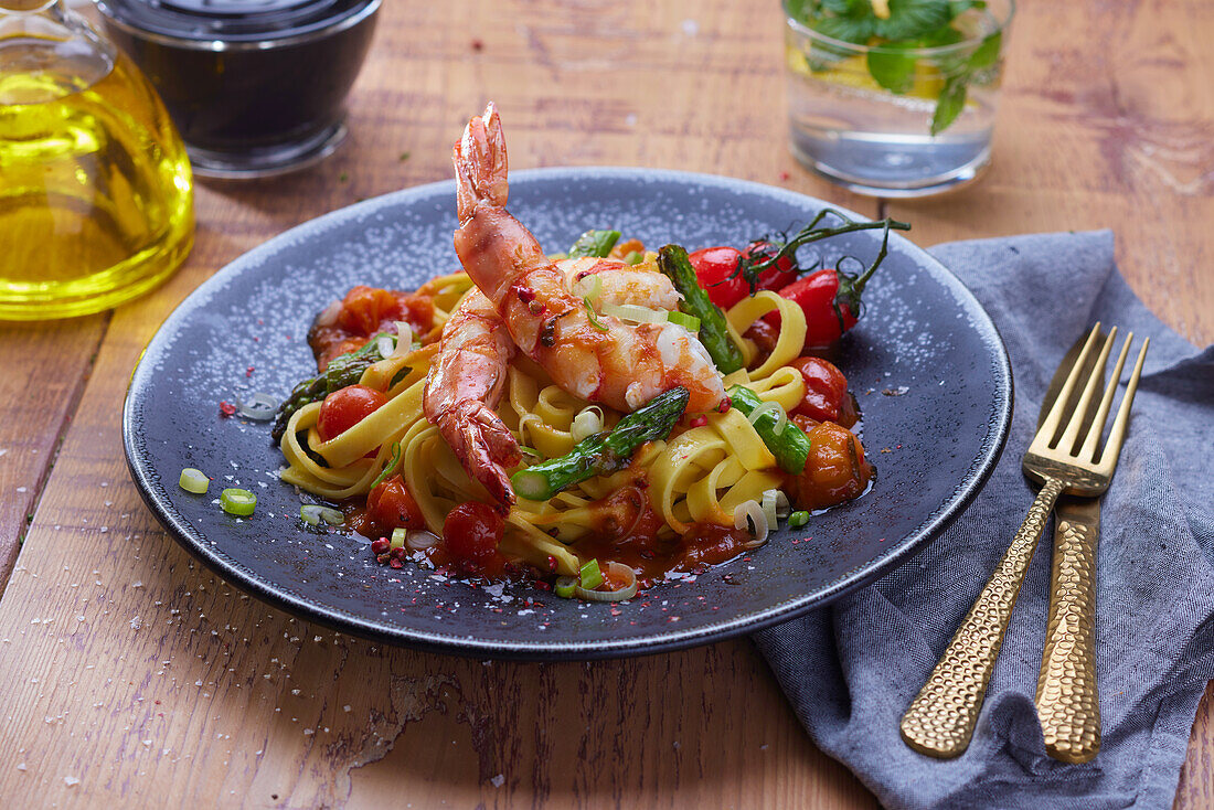 Pasta mit Garnelen, Kirschtomaten und grünem Spargel