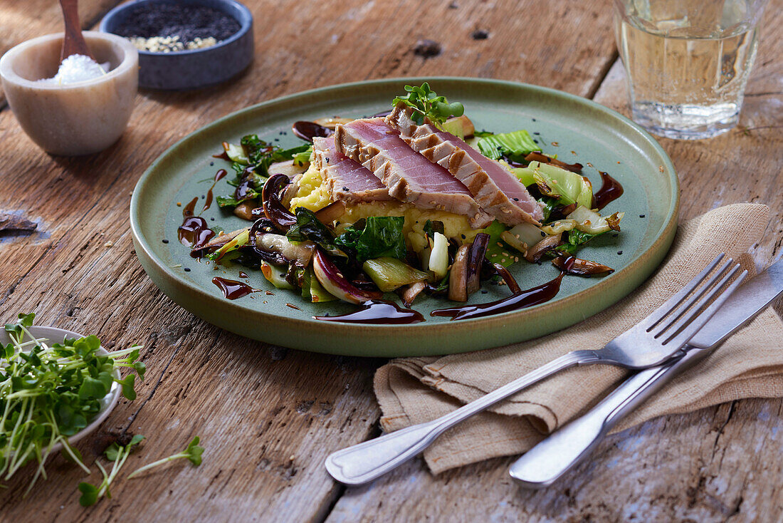 Seared tuna with vegetables