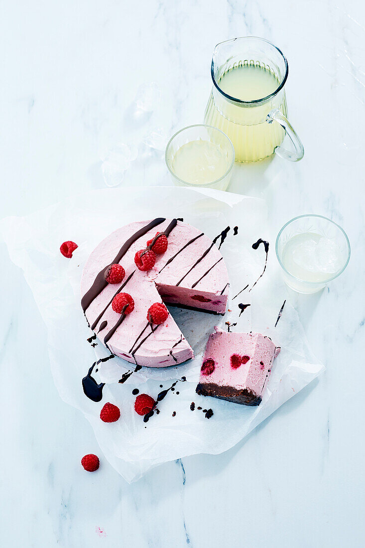 Vegan raspberry ice cream cake (raw)