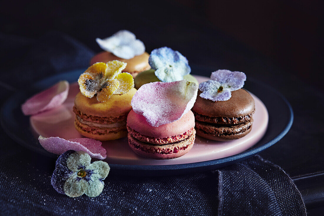 Macarons mit kandierten Blüten