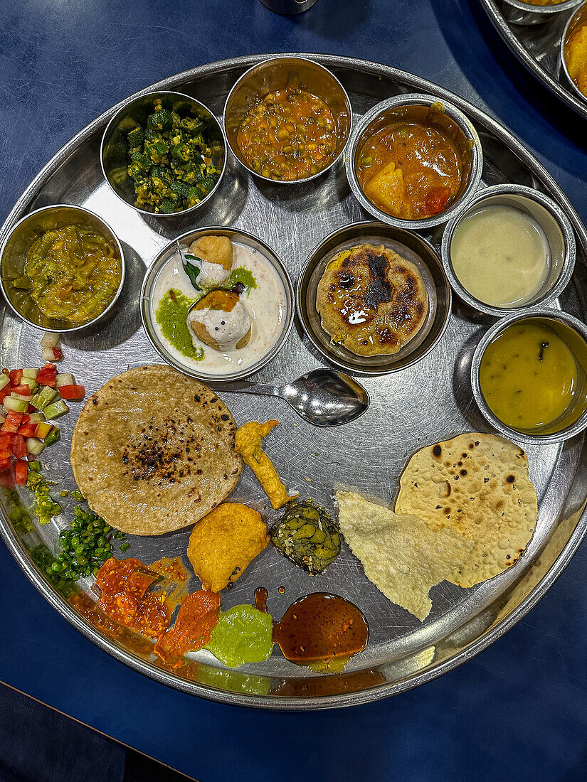 Vegetarisches Gujarati Thali (Mumbai, Indien)