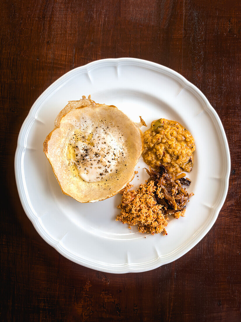 Egg Hopper mit Dahl, Zwiebel-Sambal (Seeni Sambol) und Kokos-Sambal (Pol Sambol), Sri Lanka