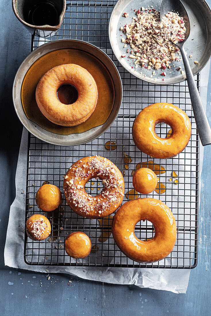 Kartoffel-Donuts mit Sirup und Nüssen