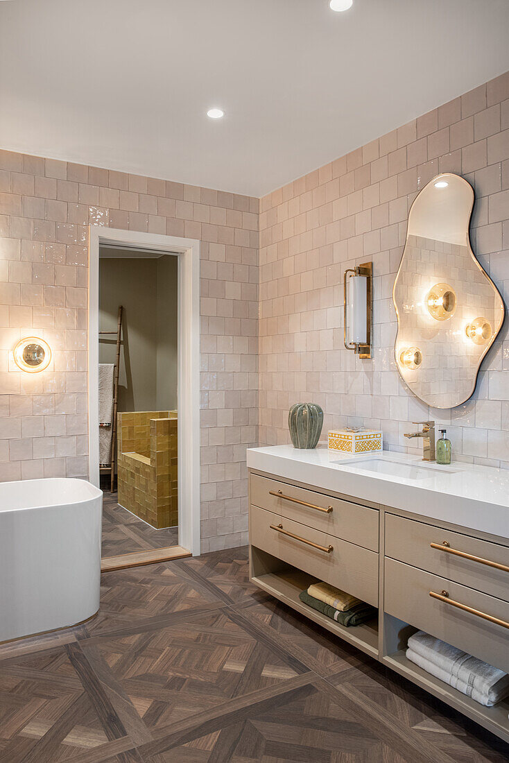 Elegant bathroom with washbasin