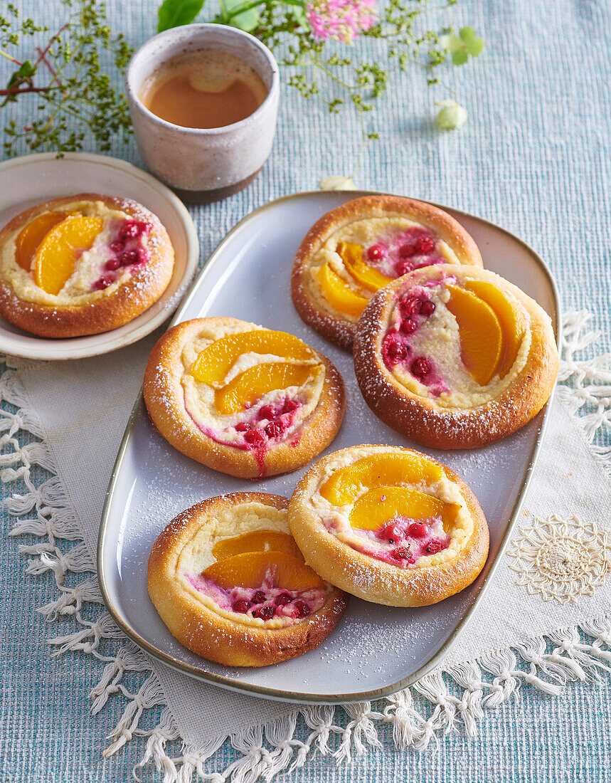 Süße Teilchen mit Tofucreme und Pfirsichen