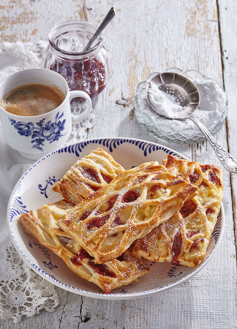 Blätterteigteilchen mit Vanillepudding und Marmelade