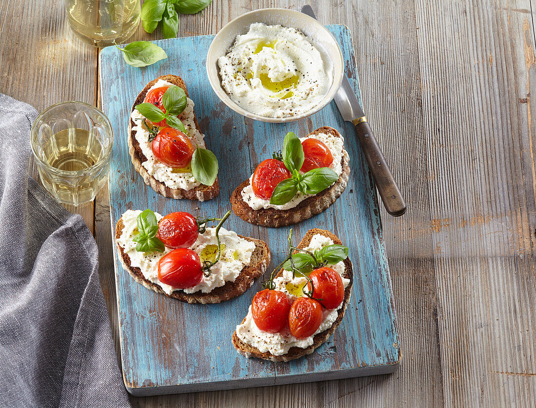 Toasted bread with ricotta and grilled tomatoes